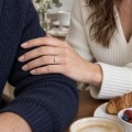 Lily - solitér s kulatým moissanitem v tulipánovém osazení